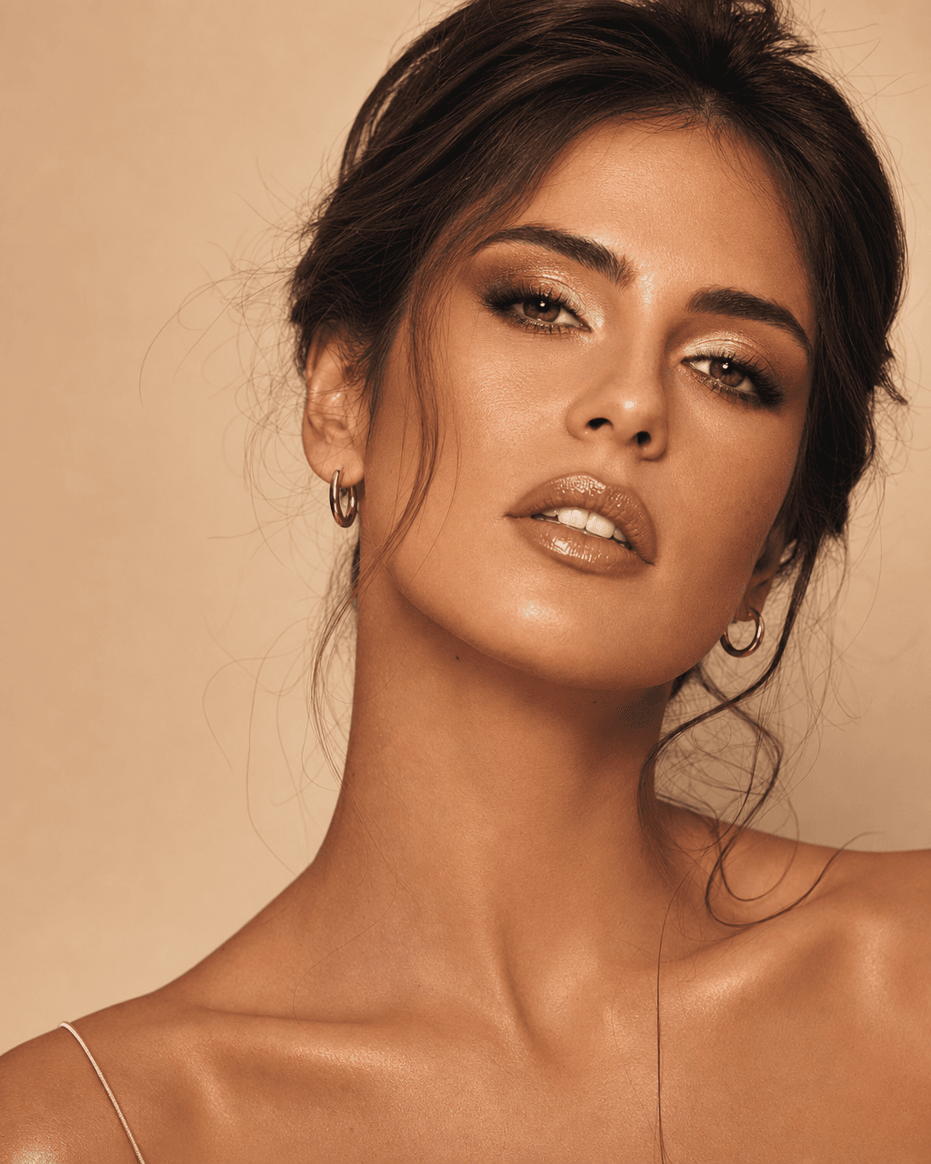 Maquilhadora profissional com maquilhagem editorial